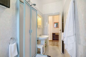 Douche, sèche-cheveux, serviettes fournies