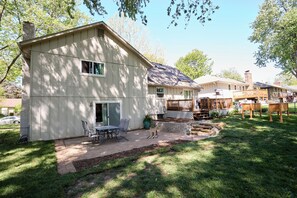 Exterior - World Cup Ready 4BR Home / Garage Parking / 30 Min to KC Stadium / Sleeps 8 (Shawnee)