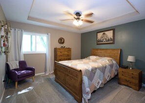 Room - World Cup Ready 4BR Home / Garage Parking / 30 Min to KC Stadium / Sleeps 8 (Shawnee)