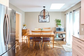 Dining - World Cup Ready 4BR Home / Garage Parking / 30 Min to KC Stadium / Sleeps 8 (Shawnee)