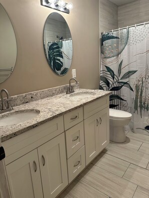 Bathroom - World Cup Ready 4BR Home / Garage Parking / 30 Min to KC Stadium / Sleeps 8 (Shawnee)