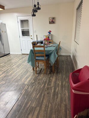 Dining - Enjoyable 2-bedroom house in quiet Lake Isabella neighborhood (Lake Isabella)