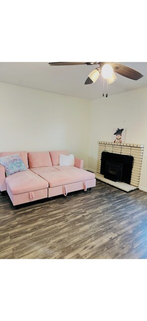 Living area - Enjoyable 2-bedroom house in quiet Lake Isabella neighborhood (Lake Isabella)