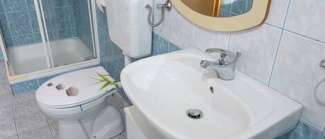 Douche, séchoir à cheveux, serviettes fournies, savon