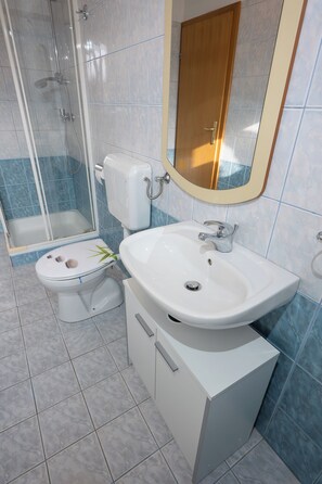 Doccia, asciugacapelli, asciugamani, sapone