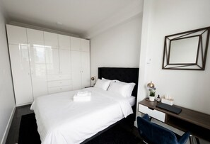 1 bedroom, desk, travel cot, free WiFi - Luxury Condo Downtown Vancouver Near BC Place (FIFA World Cup Stadium) (Vancouver)