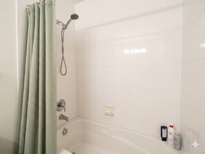 Haartrockner, Handtücher, Seife, Shampoo