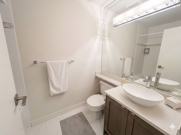 Hair dryer, towels, soap, shampoo - Luxury Condo Downtown Vancouver Near BC Place (FIFA World Cup Stadium) (Vancouver)