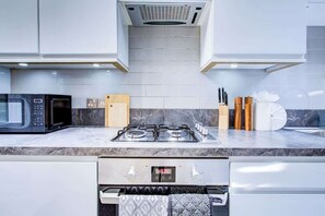 Fridge, microwave, oven, stovetop - Perfect Booking | 2 Bed Home in Leyton (Greater London)