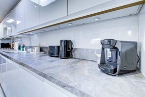 Fridge, microwave, oven, stovetop - Perfect Booking | 2 Bed Home in Leyton (Greater London)