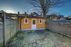 Property grounds - Perfect Booking | 2 Bed Home in Leyton (Greater London)
