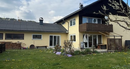 Cozy apartment with large garden and perfect location between the mountains and the sea
