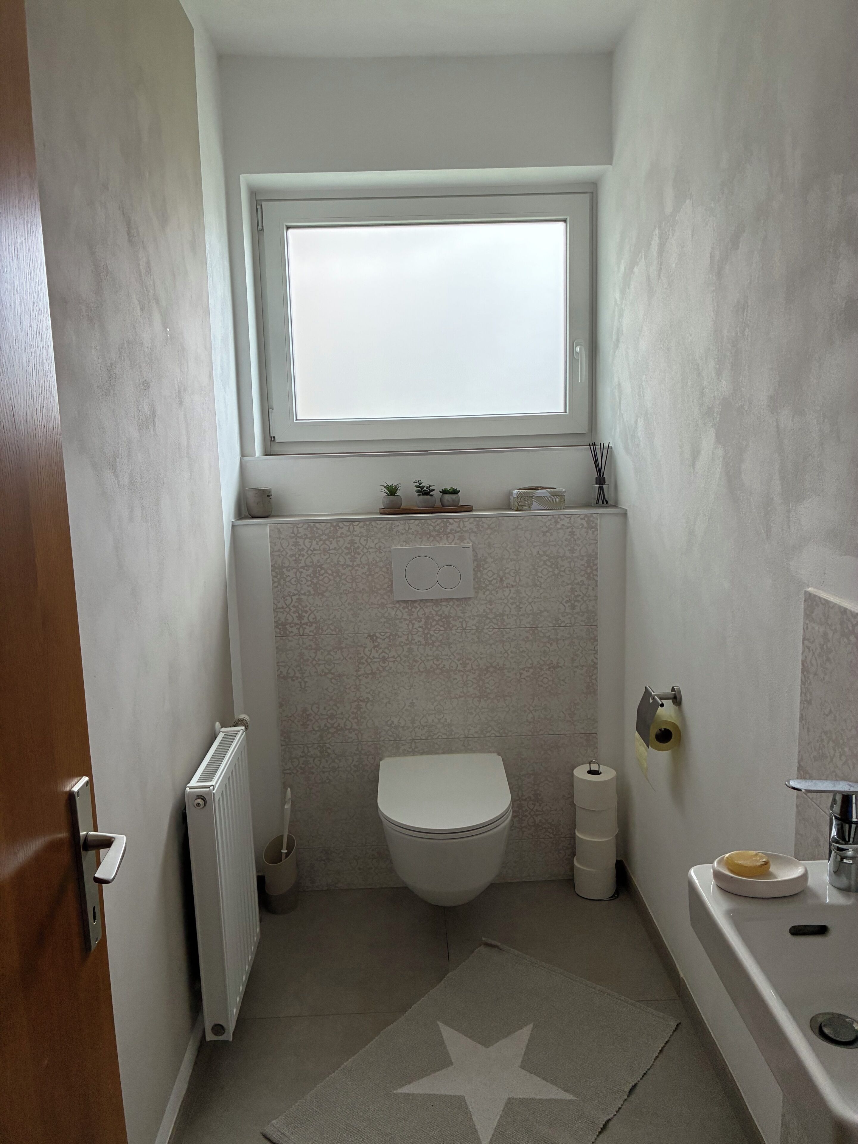 Haartrockner, Handtücher, Seife, Toilettenpapier