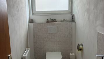 Haartrockner, Handtücher, Seife, Toilettenpapier