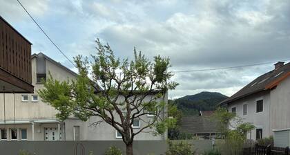 Cozy apartment with large garden and perfect location between the mountains and the sea