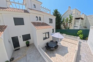 Outdoor dining - Stylish 3BR Townhouse with Solarium, Garden & Pool near Marbella & Puerto Banús (Estepona)