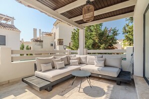Terrace/patio - Stylish 3BR Townhouse with Solarium, Garden & Pool near Marbella & Puerto Banús (Estepona)