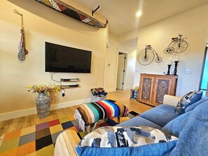 Living area - Stylish Lakewood 2 bed w/ West Facing Balcony (Lakewood)