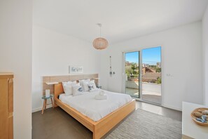 3 bedrooms, iron/ironing board, Internet, bed sheets
