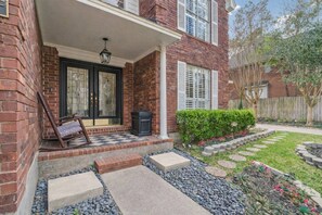 Terrace/patio - The Golden Manor | Elegant 4BR in The Woodlands (Spring)