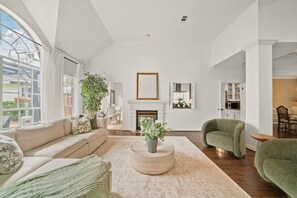 TV, fireplace - The Golden Manor | Elegant 4BR in The Woodlands (Spring)