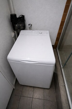 Séchoir à cheveux, serviettes fournies, savon, papier de toilette