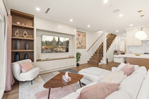 Smart TV, fireplace - Brand-New Sun-Drenched Kits Home with Rooftop Deck (Vancouver)