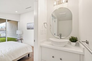 4 bedrooms, iron/ironing board, free WiFi, bed sheets - Brand-New Sun-Drenched Kits Home with Rooftop Deck (Vancouver)