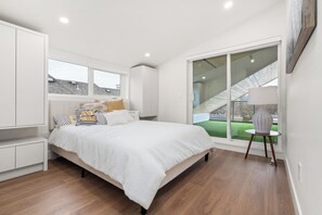 Room - Brand-New Sun-Drenched Kits Home with Rooftop Deck (Vancouver)