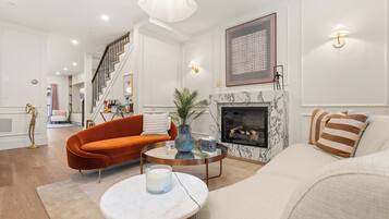 Smart TV, fireplace