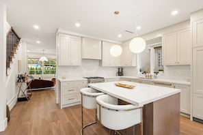 Fridge, microwave, oven, stovetop - Brand-New Sun-Drenched Kits Home with Rooftop Deck (Vancouver)