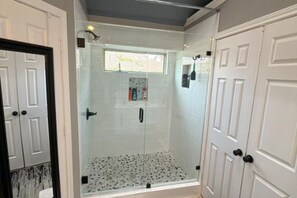Dusche, Haartrockner, Bidet, Handtücher