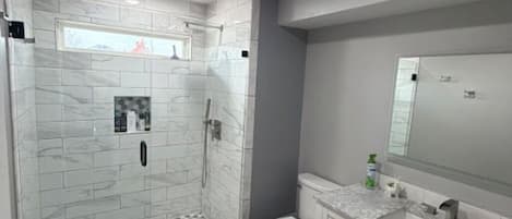 Shower, hair dryer, bidet, towels