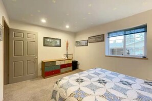 5 bedrooms, iron/ironing board, WiFi, bed sheets - PA West side Getaway (Port Angeles)