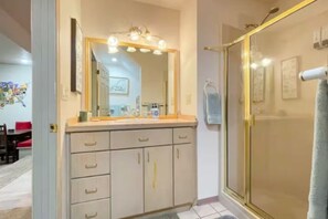 Shower, hair dryer, towels, soap - PA West side Getaway (Port Angeles)