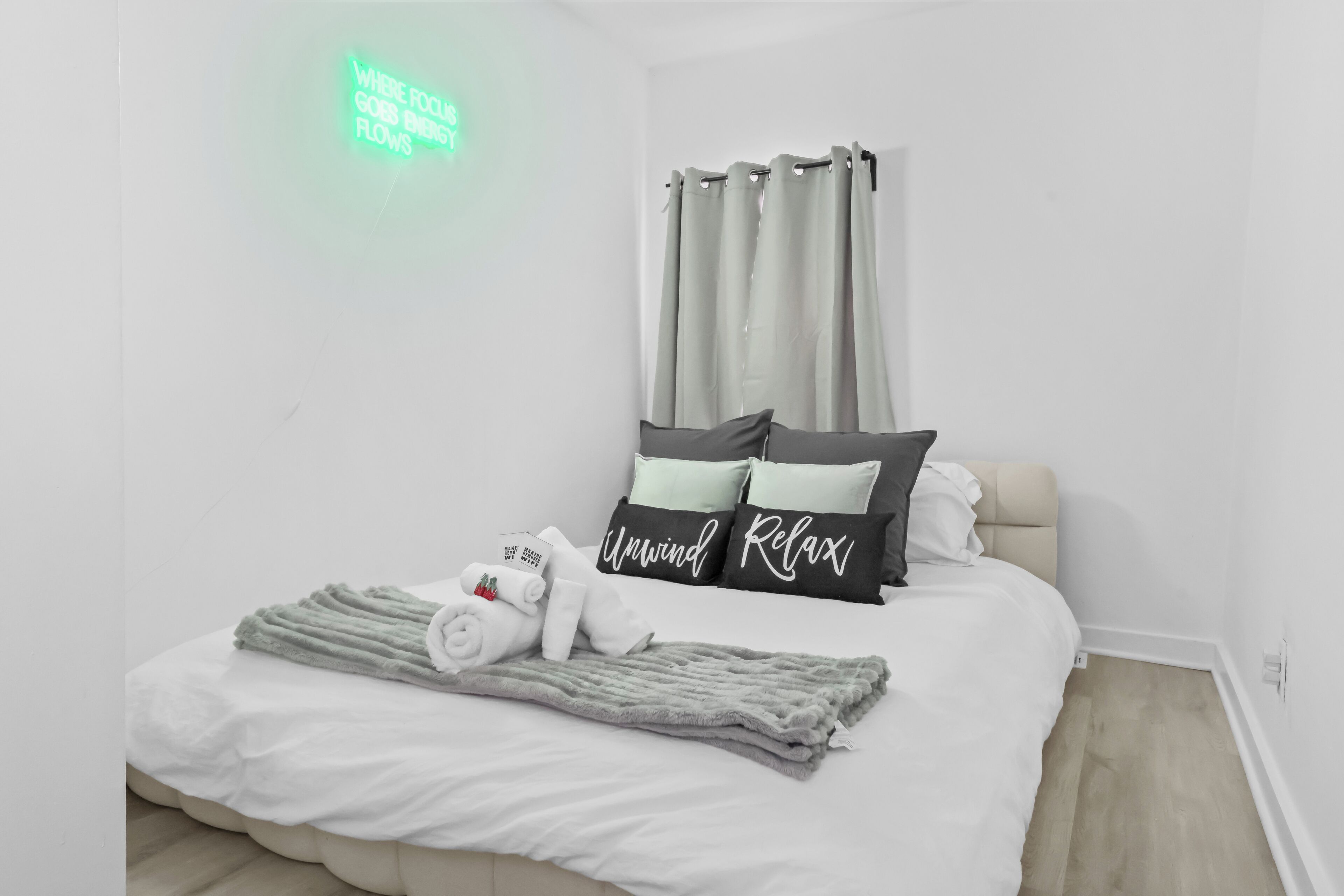 3 bedrooms, iron/ironing board, internet, bed sheets