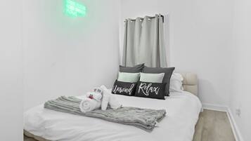 3 bedrooms, iron/ironing board, internet, bed sheets