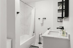Serviettes fournies, savon, papier de toilette