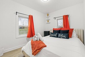3 bedrooms, iron/ironing board, internet, bed sheets