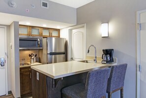 Fridge, microwave, oven, stovetop - 2BR King+Queen Suite w/ Kitchen | Free Breakfast (Vaughan)