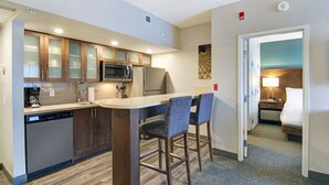 Coffee/tea maker, fridge, microwave, oven - 1BR King Suite w/ Kitchen | Free Breakfast + Gym (Vaughan)
