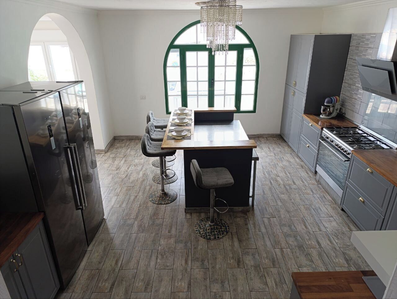 Frigorífico grande, microondas, horno y placa de cocina