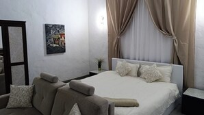 Une chambre à coucher comprenant un lit, une table de chevet, une chaise, une plante fixée au mur et un tableau.