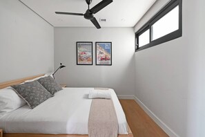 Escritorio, tabla de planchar con plancha, wifi gratis y ropa de cama 