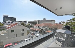Outdoor dining - Modern Living |Lock Up and Go | Heart of Sea Point (Cape Town)