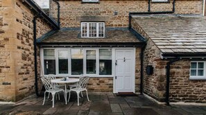 Outdoor dining - 4-Bed Cotswolds Getaway     Perfect for Families (Kingham)