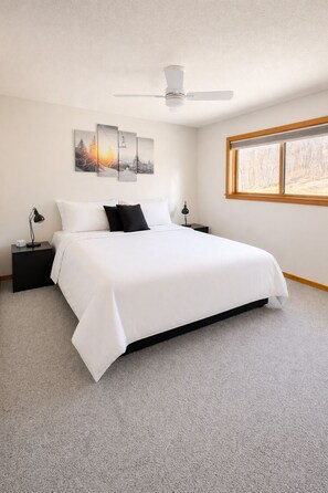 3 bedrooms, iron/ironing board, free WiFi, bed sheets - Okemo Alpine Escape: Views, Hot Tub, Sauna & Easy Ski Access (Ludlow)