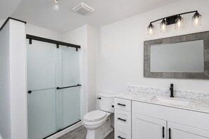 Shower, hair dryer, towels, toilet paper - Okemo Trailside Retreat - Hot Tub, Sauna & On-Demand Ski Shuttle (Ludlow)
