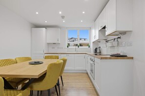 Fridge, microwave, oven, stovetop - Spacious 2-Bed Near Tower Bridge   Canary Wharf (Greater London)