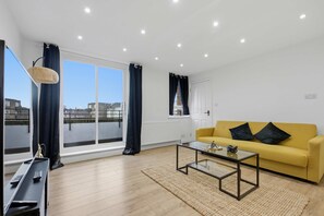 TV, offices - Spacious 2-Bed Near Tower Bridge   Canary Wharf (Greater London)